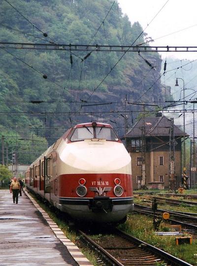Die Garnituren des Vindobona waren abwechselnd österreichisch, tschechisch und deutsch. Hier ein DDR-Zug des Typs VT 18.16 an der deutsch-tschechischen Grenze, Foto: Rolf-Dresden. Aus: Wikicommons 