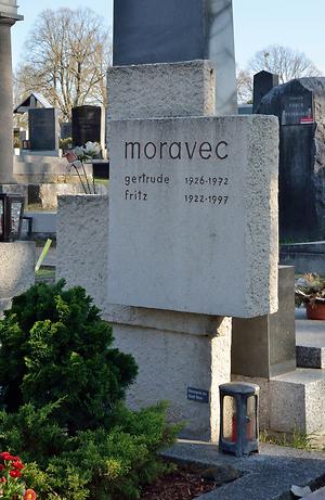 as Grab von Fritz Moravec und seiner Ehefrau Gertrude auf dem Hietzinger Friedhof.