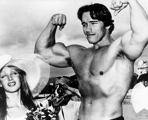 Im Mai 1977 begann Arnold Schwarzeneggers Transformation vom Bodybuilder zum Schauspieler. Da ließ er am Strand von Cannes für die Fotografen die Muskeln spielen. Zum Weltruhm auf der Leinwand sollte es allerdings noch sieben Jahre dauern.