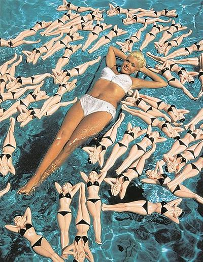 Jayne Mansfield im Bikini mit Plastik-Jaynes im Bikini