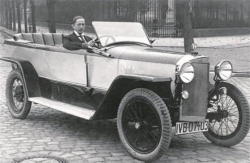 Camillo Castiglioni am Steuer eines BMWs in den 1920er Jahren