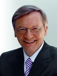 Wolfgang Schüssel war von 2000 bis 2007 Bundeskanzler der Republik Österreich. Davor war er ab 1989 Wirtschaftsminister, ab 1995 Vizekanzler und Außenminister. Von 1995 bis 2007 war er Bundesparteiobmann der ÖVP