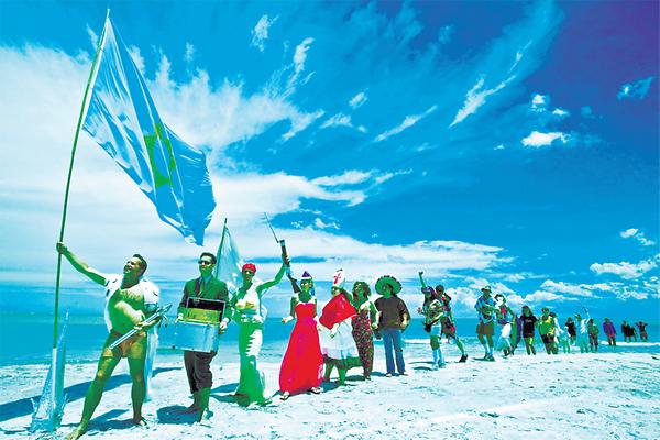 Prozession am Strand der Insel Kingdom of the Coral Island