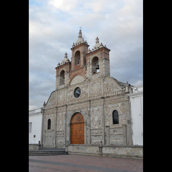 Fassade der Kathedrale San Pedro in Riobamba, einziger nach einem verheerenden Erdbeben 1797 erhalten gebliebener historischer Bauteil (Foto: vermutl. Ignasi Puiggros 2018 für Google)