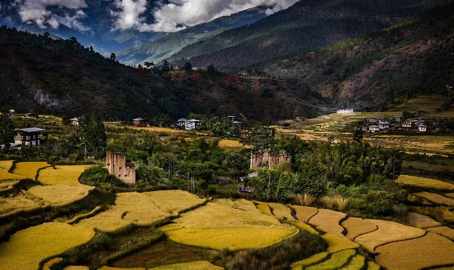 Die Hochtäler in Bhutan zeigen Typlandschaften der 'Hydraulischen Kultur' (nach Karl Wittfogel). (Foto: Aus einer Serie von Adam Monk).