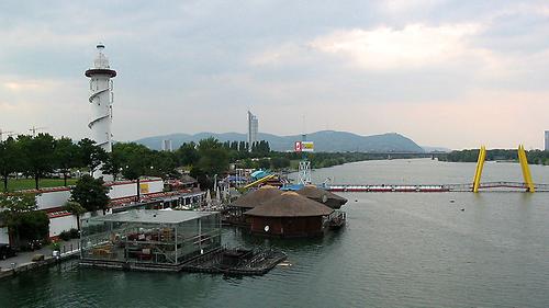 Leuchtturm auf dem Freizeitareal 'Sunken City' der Wiener Donauinsel