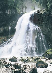 Mystik. Große Quellen – wie hier der Gollinger Wasserfall – dienten den keltischen Seelen als Ein- und Ausgänge in die Anderswelt., Foto: © Pichler Verlag