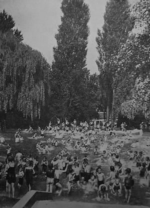 Das 1926 errichte Kinderfreibad im Türkenschanzpark. Aus: 'Die Kinderfreibäder der Stadt Wien', 1926.