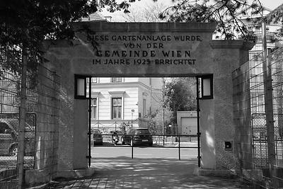 Das Portal des 1923 eröffneten Währinger Parks.