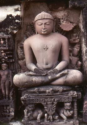 Im Gegensatz zu Buddha werden die Tirthankaras mit einem Brustjuwel dargestellt (Khajuraho)