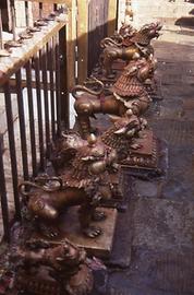 Bronzelöwen schützen in spiritueller Weise das innere Heiligtum