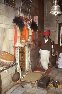 Food donations from pilgrims