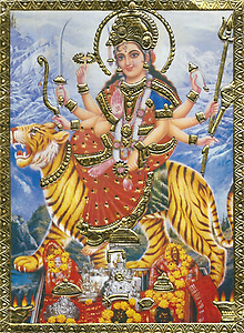 Vielarmigkeit bedeutet gesteigerte Macht über das Böse. Die Attribute Ambas weisen auf die beiden Hochgötter Vishnu und Shiva