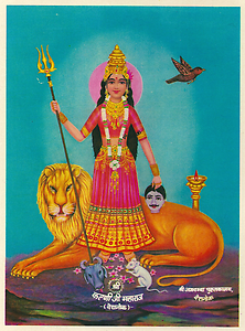 Karni Devi als Durga mit Bildunterschrift shri karniji maharaj deshnok. Der kleine Büffelkopf zu ihren Füßen weist auf den Totenkopf Yama