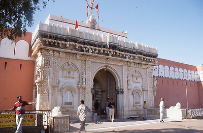 Das prachtvolle Torgebäude zum Rattentempel von Deshnoke