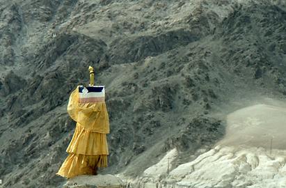 Siegesbanner (tib. gyaltsen) in der Nähe von Spituk