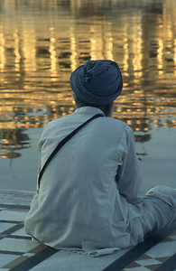 Meditation im goldenen Schrein des Tempels