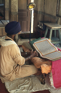 Lesung aus dem heiligen Buch Guru Granth Sahib an vielen Plätzen im Tempelgelände