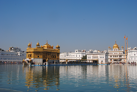 Der Goldene Tempel von Amritsar liegt mitten im Heiligen See Amrita sagar