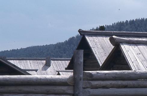 Mit Brettern gedeckte Dächer