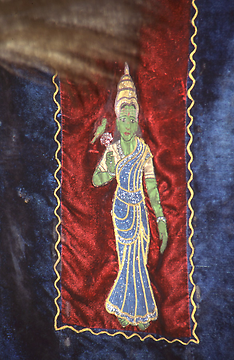 Die Göttin auf dem Vorhang ihrer Sänfte, in der sie in der Nacht zu ihrem Gatten Shiva gebracht wird.