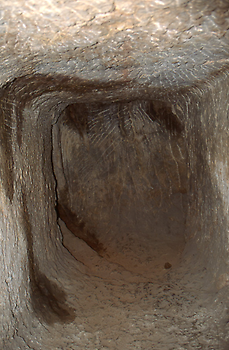 Unvollendete Kammer mit sichtbaren Spuren der Steinmetzarbeit