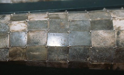 Detail der Bindung der Jadeplättchen mit Metalldraht