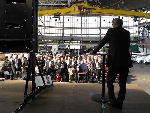 Außergewöhnliche Erfahrung: ein Kunstsymposion bei laufendem Betrieb in der Werkshalle. (Foto: Martin Krusche)