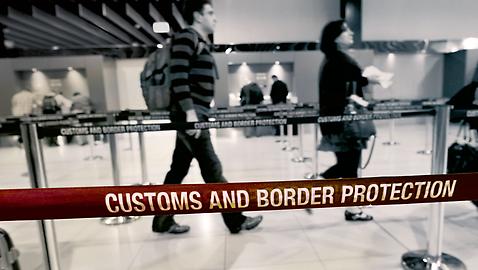 Grenzsituation. Anstehen, warten, hoffen: Auch mit dem „richtigen“ Pass ist der Grenzübertritt oft mit Stress und Unbehagen verbunden., Foto: © ChameleonsEye/Shutterstock