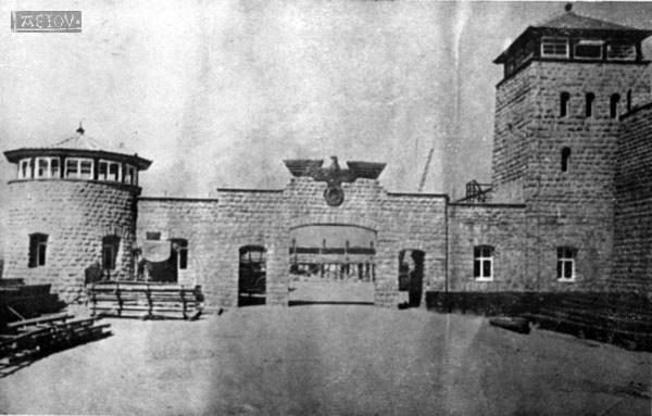 Eingangstor des Konzentrationslagers Mauthausen ...