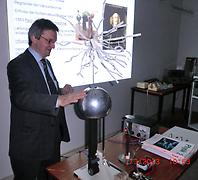 Ing. Maurer demonstriert einen Van-de-Graaff-Generator