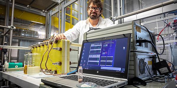 TU Graz-Forscher Stefan Spirk hat einen Weg gefunden, flüssige Elektrolyte in Redox-Flow-Batterien durch Vanillin zu ersetzen.