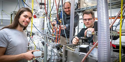 Ihre Experimente machten einen Teil des Forschungserfolgs aus: Pascal Heim, Stefan Cesnik und Markus Koch (v.l.) im Femtosekunden-Laser-Labor am Institut für Experimentalphysik.