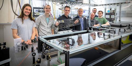 Die Arbeitsgruppe Femtoseconds Dynamics des Instituts für Experimentalphysik hat erneut einen Erfolg in der Quantenphysik vorzuweisen. Von links: Die Studienautoren Pascal Heim, Bernhard Thaler und Markus Koch mit dem ehemaligen Institutsvorstand Wolfgang Ernst und den Kollegen Stefan Cesnik, Leonhard Treiber und Michael Stadlhofer.