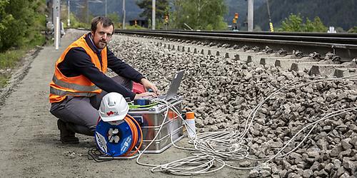 Ferdinand Pospischil bei Messarbeiten direkt an der Schiene. © Lunghammer – TU Graz