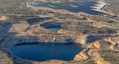 Offene Grube einer aufgelassenen Goldmine in Kidston