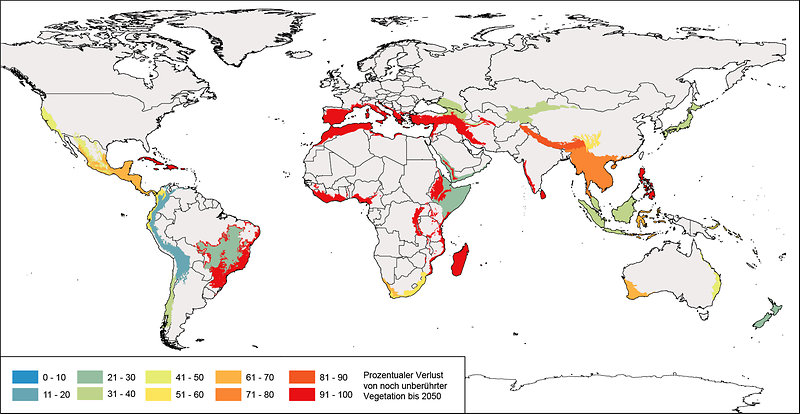 Weltkarte der Biodiversitäts-Hotspots: Die Karte zeigt den Einfluss von Klimawandel und Landwirtschaft in den Hotspots bis zum Jahr 2050. Die rot gefärbten Bereiche sind dabei besonders gefährdet – zum Beispiel die Philippinen, Madagaskar oder die Karibischen Inseln. Blaue Hotspots sind nicht oder nur wenig gefährdet.