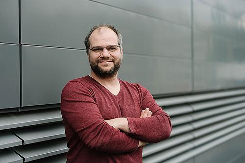 Stefan Schild erforscht mit seinem Team die Überlebensstrategien von krankmachenden Bakterien