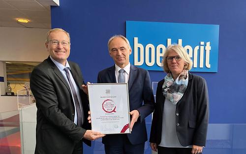 Prof. Dr. Beutelmeyer vom market Institut überreicht Geschäftsführer DI Werl und Personalleiterin Frau Enzinger die Auszeichnung „Bester Arbeitgeber – Top 5“