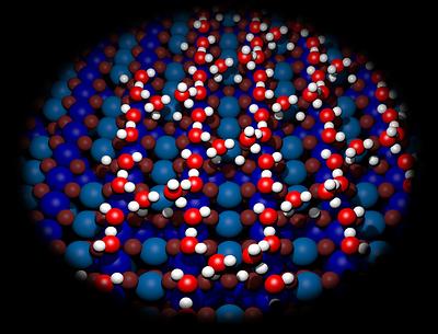 Wassermoleküle bilden komplexe Strukturen auf der Eisenoxid-Oberfläche