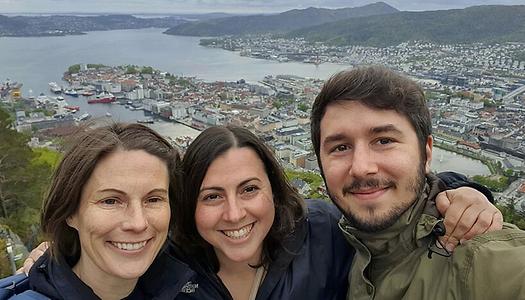 Abb. 2: Hauptautoren der Studie (von links nach rechts): Astrid Collingro, Jennah Dharamshi, und Stephan Köstlbacher.