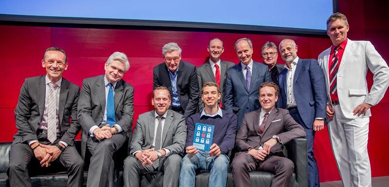 v.l.: Franz Klug, Landesdirektor des Teams der s Versicherung/ Wiener Städtische, Dr. Georg Bucher, Vorstandsmitglied Steiermärkische Sparkasse, Mag. (FH) Claus-Peter Kahn, Bundeskriminalamt - Abteilungsleiter für Wirtschaftskriminalität, Christoph Einsiedl, Hacker „auf der guten Seite“, Karl Freundsberger, Fortinet; stehend v.l.: Thomas Kolarik, Geschäftsführer der s IT Solution, Dr. Martin Gärtner, Kanzlei Scherbaum-Seebacher, Mag. Franz Kerber, Vorstandsvorsitzender-Stellvertreter Steiermärkische Sparkasse, Karlheinz Bauer, Kommerzkundenmanagement Steiermärkische Sparkasse, Thomas Mayer, Geschäftsführer VMG und Mag. Andreas Gröbl, Moderator mit dem Spezialgebiet Cybercrime