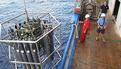 orschungsschiff Pelagia: Am Deck die CTD-Rosette (Conductivity, temperature and density) zur Probennahme aus den Tiefen des Ozeans.