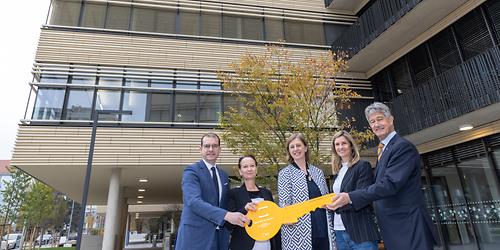 Symbolische Schlüsselübergabe zum neuen Data House am Campus der TU Graz: (v.l.) Hans-Peter Weiss, CEO der Bundesimmobiliengesellschaft BIG, Stefanie Lindstaedt, Institutsleiterin an der TU Graz und Geschäftsführerin des Know Center, Wirtschafts- und Wissenschaftslandesrätin Barbara Eibinger-Miedl, smaxtec-Gesellschafterin und Start-up-Investorin Kathrin Zenker und Rektor Harald Kainz.