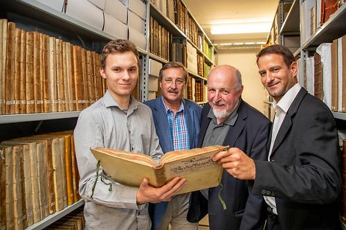 Foto vlnr: Elias Knapp, Archivdirektor Dr. Peter Kramml, Univ.-Prof. Dr. Reinhold Reith und Dr. Andreas Zechner