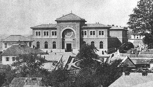 Die 1889 eröffnete 'Scheriatsrichterschule' wurde von einem aus Böhmen stammenden Schüler Theophil Hansens entworfen