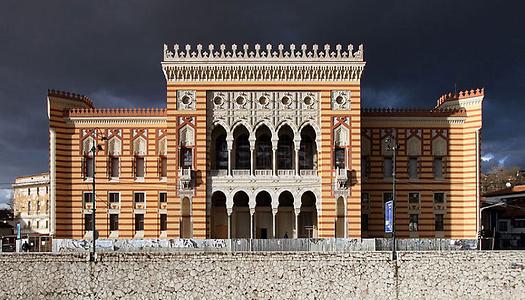 Das ehemalige Rathaus von Sarajevo – landessprachlich 'Vijećnica' – ist das bekannteste Gebäude im 'austro-islamischen' Stil