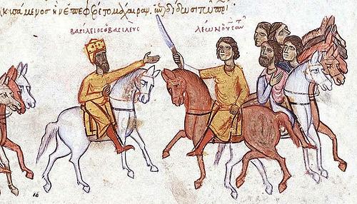 Der vormalige Bauernsohn Basileios I. der Makedonier (li.) war von 867 bis 886 n. Chr. Kaiser des Großreiches Byzanz und einer von vielen Herrschern, die nach dem gewaltsamen Tod ihres Vorgängers auf den Thron kamen. Hier ist er mit seinem Sohn Leo VI. (re.) abgebildet.
