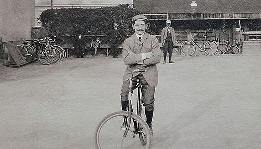 Bis 1897 waren Prüfungen für RadfahrerInnen vorgeschrieben. Wiener Radfahrschulen wie diese halfen entscheidend bei der cyclistischen Eroberung der Stadt., Foto: Archiv Michael Zappe