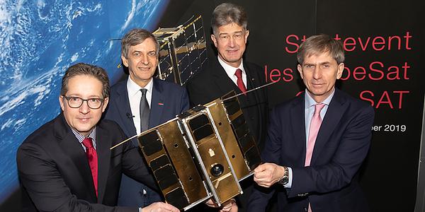 Über den erfolgreichen Launch des ESA CubeSat OPS-SAT freuen sich (v.l.n.r.) Stephan Mayer, ESA-Delegierter, Österreichische Agentur für Luft- und Raumfahrt (FFG/ALR), Otto Koudelka, Technischer Leiter der OPS-SAT Mission, TU Graz-Rektor Harald Kainz und Michael Schmidt, Leiter für zukünftige Konzepte und Management Support bei ESA Darmstadt.